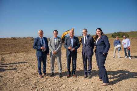 Z leve proti desni finančni direktor Harvey Norman za CEE regijo, Goran Spasevski, direktor podjetja Kolektor Koling, Marko Trampuž, župan Občine Starše, Stanislav Greifoner, vodja investicij in vzdržev